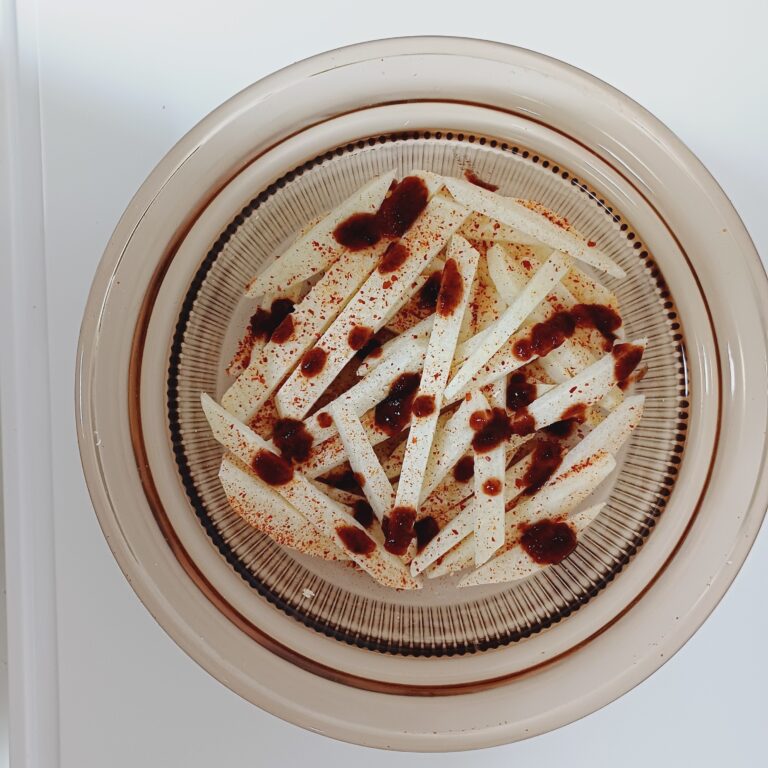 Jícama con Salsa Agridulce "Chamoy" y Salsa en Polvo TabTsiic